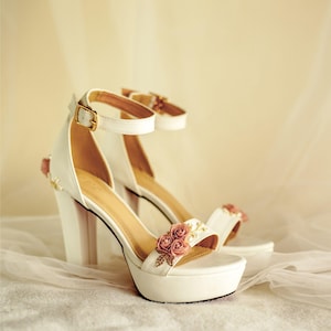 Weiße Braut Heels mit rosa Rosen, High Heel Plateau, Romantische Handgemachte Blume Heels