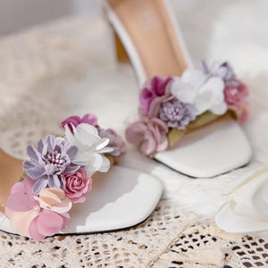 Bridal Block Heels with 3D Floral Appliqué, White Wedding Sandals, Chunky Heel, Handmade Flower Shoes for Bride, Spring/Summer Wedding Shoes