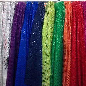 Puede incluir: Una variedad de telas con lentejuelas en diferentes colores, incluyendo negro, plateado, morado, azul, verde, naranja, rojo, rosa, marr&oacute;n y dorado.