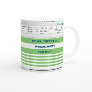Könnte beinhalten: Ein weißer Keramikbecher mit einem aufgedruckten Tabellenkalkulations-Interface-Design in einem grünen und weißen Rastermuster. Der Text "RELAX, THERE'S A SPREADSHEET FOR THAT" ist in blauen Großbuchstaben in der Mitte des Bechers aufgedruckt.