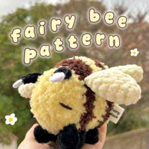 Peut inclure: Ensemble de trois mugs en céramique avec une finition mate et mouchetée. Les tasses sont de couleur crème, gris clair et gris foncé. Design simple et minimaliste, parfait pour le café ou le thé.