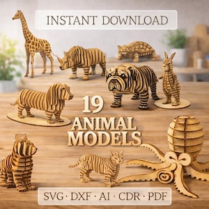 Könnte beinhalten: Eine Sammlung von 19 Holztiermodellen, darunter eine Giraffe, ein Nashorn und ein Tiger, auf einer Holzoberfläche. Die Modelle sind aufwendig gestaltet. Text zeigt "SOFORT-DOWNLOAD" und "TIERMODELLE".
