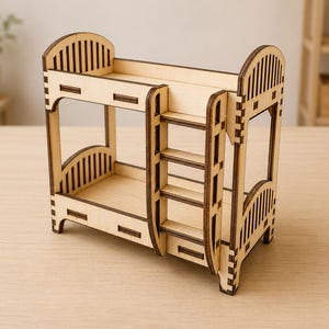 K&ouml;nnte beinhalten: Ein Miniatur-Etagenbett aus hellem Holz mit einer Leiter. Das Bett hat gew&ouml;lbte Kopf- und Fu&szlig;teile mit vertikalen Lamellen und eine kleine Leiter f&uuml;r den Zugang zum oberen Bett. Ideal f&uuml;r Puppenh&auml;user oder Miniatur-Ausstellungen.