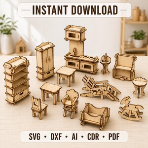 K&ouml;nnte beinhalten: Eine Sammlung von Miniatur-Puppenhausm&ouml;beln aus Holz, darunter ein Schrank, Regale, Tische, St&uuml;hle, ein Schaukelpferd und eine K&uuml;chenzeile. Der Text "INSTANT DOWNLOAD" und Dateityp-Abk&uuml;rzungen sind zu sehen.