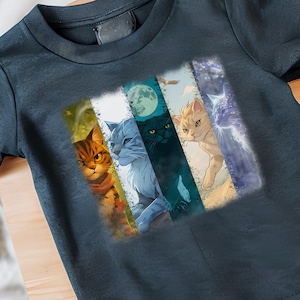 Peut inclure: T-shirt bleu marine avec un motif de cinq chats stylisés dans des panneaux verticaux. Les chats sont dans des tons d'orange, de bleu, de noir, de beige et de violet. Le motif comprend une pleine lune et un oiseau. Le t-shirt est en matière souple.
