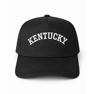 Casquette trucker unie brodée de couleur unie : casquette snapback unie avec police universitaire personnalisée