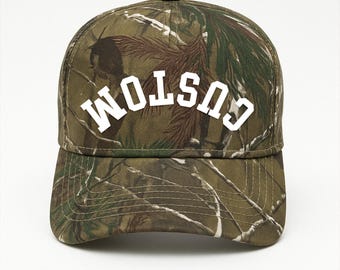 Aangepaste camouflagepet: geborduurde snapback met varsity-lettertype