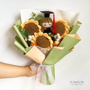 Handgemachter Häkelblumenstrauß mit Puppe, Häkelblumenstrauß, US-Geschenk für graduierte, ewiges Blumenandenken, Abschlussgeschenke