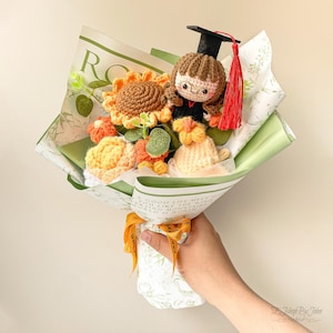 Crochet Graduation Flowers, Handmade Crochet Graduation Bouquet with Knitted Graduate Plush, Bachelor Hat Doll, Eternal Floral Keepsake