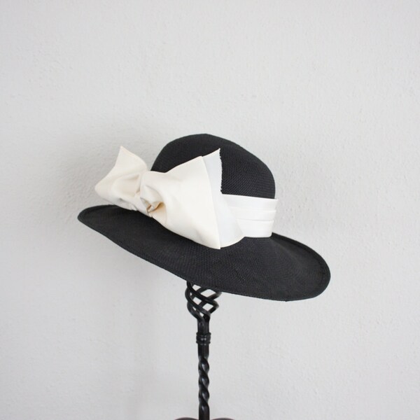Vintage Derby Hat // 1950s Hat in Black and White // Vintage Straw Sunhat with Bow and Ribbon
