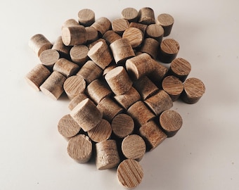 Peut inclure: Un tas de chevilles en bois de couleur brun clair. Les chevilles sont rondes et ont une finition lisse.