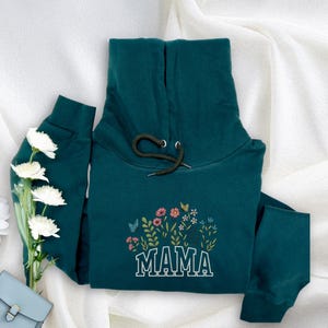 Floral Mama Sweatshirt, Embroidered Mama Crewneck, Mama Floral Sweater, Embroidered Mama Top, Flower Mama Sweatshirt
