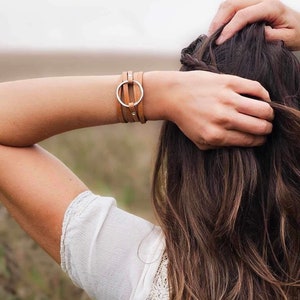 Pulsera de cuero personalizada para mujer con dije
