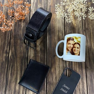 Juego de regalo grabado personalizado: taza, billetera de cuero genuino, cinturón de primera calidad, funda para teléfono, caja de regalo única, billetera de 4.33 x 3.54 para todas las ocasiones