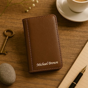 Tarjetero de cuero personalizado - Hecho a mano, diseño compacto con 6 ranuras para tarjetas, 4 ventanas para identificación, compartimentos ocultos, accesorio unisex perfecto