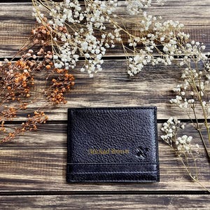 Portefeuille en cuir gravé - Prénom personnalisé, cuir véritable fait main, 6 emplacements pour cartes, compartiment pour billets spacieux, cadeau parfait pour lui ou elle