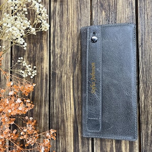 本革のパーソナライズされた刻印入り財布、4x8インチ、12個のカードスロット、2つの現金コンパートメント、ジッパー付きポケット、男性と女性へのカスタムギフト