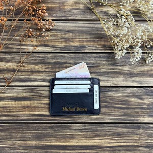 Cartera de cuero grabada personalizada: regalo personalizado para él, diseño delgado y duradero con ranuras para tarjetas, ventana de identificación, compartimento para efectivo, calidad hecha a mano