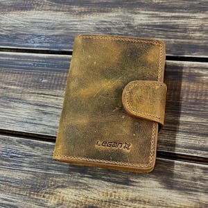 Cartera de cuero genuino grabada: regalo personalizado para él, billetera con tarjetero hecha a mano con ventana para identificación, compartimento para efectivo, diseño personalizado