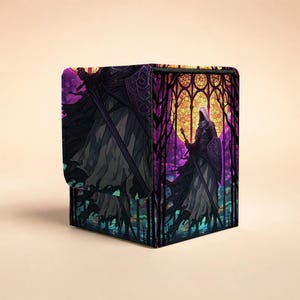 Puede incluir: Una caja de cartas cuadrada con una figura oscura encapuchada con armadura que sostiene una espada y un escudo. El diseño estilo vidriera presenta tonos vibrantes de morado, amarillo y negro, mostrando una silueta frente a un fondo circular brillante.