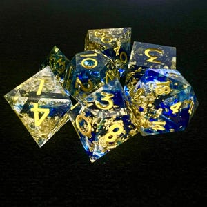 Celestial Blue and Gold Core D&D Würfelset - Resin Polyeder für Rollenspiele, MTG Würfel, Würfelset