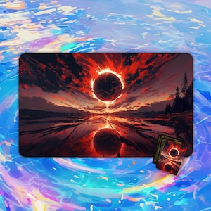 Puede incluir: Una alfombrilla de juego rectangular que presenta un paisaje dramático y ardiente con un gran orbe oscuro en el centro, reflejado en el agua. La paleta de colores incluye tonos de rojo, naranja y negro. Se ve una pequeña pila de fundas para cartas a juego.