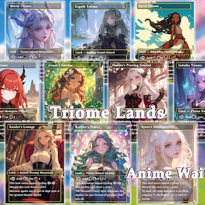 Pu&ograve; includere: Un set di nove carte da gioco illustrate con donne in stile anime. Ogni carta ha un design unico e presenta il testo "Triome Lands" e "Anime Waifu".