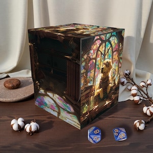 Può includere: Una scatola portaoggetti a forma di cubo con un design a vetrata e un cane con gli occhiali. La scatola presenta un'illustrazione dettagliata di un cane in stile steampunk, con una libreria e una finestra colorata. Due dadi blu sono sulla superficie di legno.