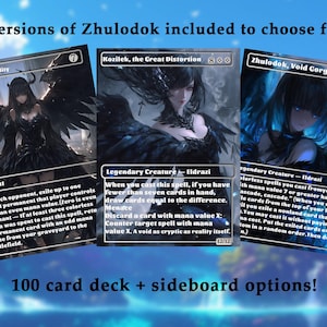 Puede incluir: Cuatro versiones de un juego de cartas coleccionables con una ilustración en negro y azul de una mujer con alas. Los nombres de las cartas son "Desecrate Reality", "Kozilek, the Great Distortion" y "Zhulodok, Void Corger". El texto en las cartas describe las habilidades de cada carta.