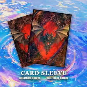 Puede incluir: Dos fundas para cartas con un diseño de murciélago y dragón de fantasía. Las fundas tienen una combinación de colores rojo y negro con el texto "CARD SLEEVE", "FullArt/No Border" y "Foil/Black Border".