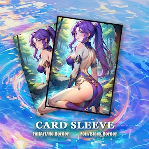 Puede incluir: Dos fundas para cartas con un personaje de anime de pelo morado con un atuendo morado, sobre un fondo de bosque. El texto "CARD SLEEVE" se muestra en la parte inferior, con opciones para "FullArt/No Border" y "Foil/Black Border". El fondo es un patrón azul y morado.