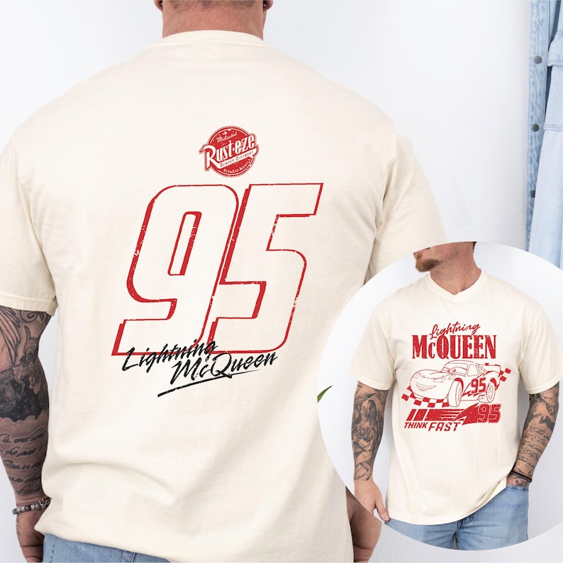 Może przedstawiać: Biały t-shirt z czerwoną liczbą 95 i napisem "Lightning McQueen" z tyłu. Prz&oacute;d koszulki przedstawia czerwony samoch&oacute;d z napisem "Lightning McQueen" i "Think Fast".