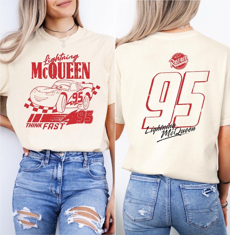Może przedstawiać: Biała koszulka z czerwonym nadrukiem Błyskawicy McQueena z filmu Auta. Z przodu koszulka ma napis "Lightning McQueen" i "Think Fast". Z tyłu koszulka ma numer "95" i napis "Lightning McQueen" w kolorze czerwonym.