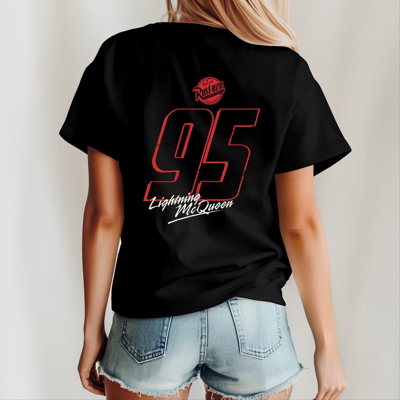 Może przedstawiać: Czarny T-shirt z czerwoną liczbą 95 i tekstem "Lightning McQueen" oraz czerwonym k&oacute;łkiem z tekstem "Rust-eze" z tyłu.