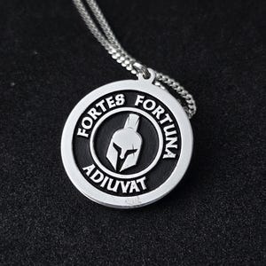 Fortes Fortuna Adiuvat ラテン チャレンジ ネックレス、Worry Fiddle EDC、毎日持ち歩ける銅製、スカル ストイック メンズ ギフト、幸運は勇者に味方する