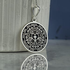 スターリングシルバー刻印LutherのローズLutheranメダルペンダント、5 / 8インチ Luther Rose, Luther Rose Necklace, Lutheran Jewelry, Lutheran Rose