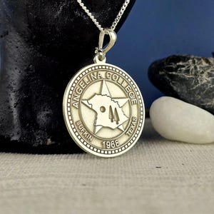 Ciondolo accademico in argento sterling – Collana con mappa universitaria personalizzata per studenti e laureati – Regalo con simbolo educativo per lui o per lei