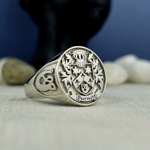 Custom Family Crest Signet Ring: Engraved Heritage Jewelry