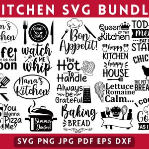 Könnte beinhalten: Ein digitales Download-Paket mit 20 Küchen-SVG-Dateien in Schwarzweiß. Die Designs beinhalten Sätze wie "Mamas Küche", "Das Leben ist kurz, lèche den Löffel", "Sieh mir beim Schlagen zu", "Königin der Küche", "Tagesmenü", "Zu heiß zum Anfassen", "Sei immer dankbar", "Brot backen", "Lass uns ruhig bleiben", "Ich koche so gut, wie ich aussehe", und mehr.