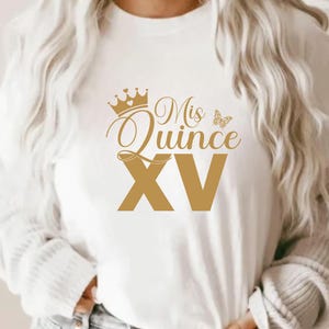 Op de afbeelding: Wit sweatshirt met een gouden kroon, een vlinder en de tekst "Mis Quince XV".