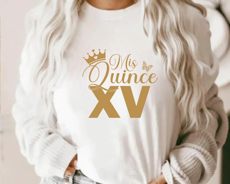 Op de afbeelding: Wit sweatshirt met een gouden kroon, een vlinder en de tekst "Mis Quince XV".
