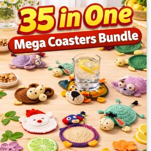 Könnte beinhalten: Eine Sammlung von 35 gehäkelten Untersetzern in verschiedenen Tier- und Fruchtdesigns, darunter Schildkröten, Bären und ein Weihnachtsmann. Die Untersetzer sind auf einer Holzoberfläche angeordnet, mit einem Glas Wasser und Zitrone in der Mitte. Der Text "35 in One Mega Coasters Bundle" ist oben zu sehen.