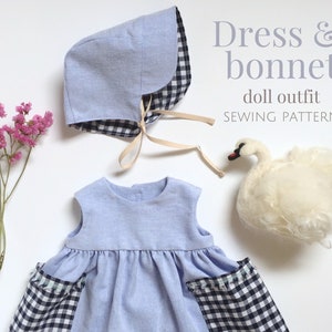 Könnte beinhalten: Ein Nähmuster für ein blaues und weißes kariertes Puppenkleid und -hütchen. Das Kleid hat ein blaues Oberteil und einen karierten Rock. Das Hütchen ist blau mit einem weißen karierten Futter.