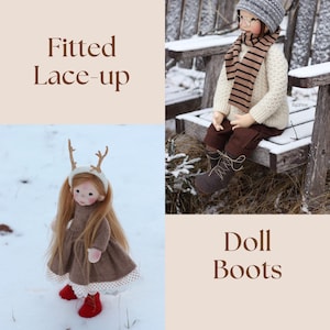 K&ouml;nnte beinhalten: Zwei Puppen, die braune Stiefel tragen. Eine Puppe tr&auml;gt ein braunes Kleid mit einer wei&szlig;en Spitzenborte und ein Rentier-Stirnband. Die andere Puppe tr&auml;gt einen braunen Pullover, eine braune Hose und einen gestreiften Schal. Der Text "Fitted Lace-up Doll Boots" ist im Bild sichtbar.
