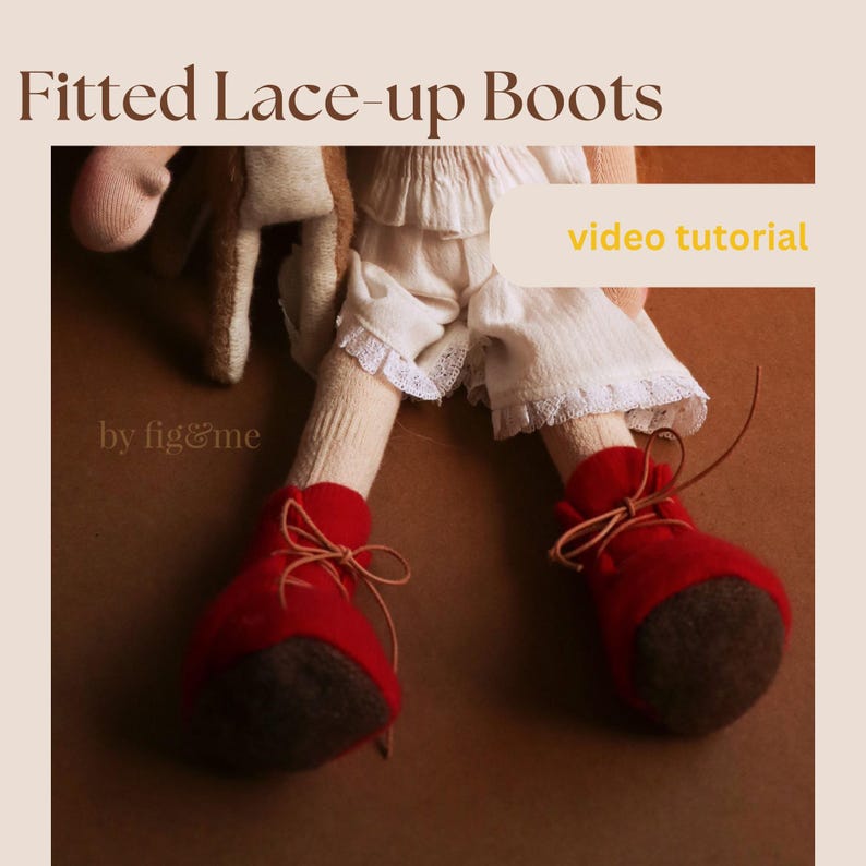 K&ouml;nnte beinhalten: Rote Filzstiefel mit braunen Lederschnallen und einer braunen Filzsohle. Die Stiefel werden von einer Puppe mit wei&szlig;er Spitzenverzierung auf einem wei&szlig;en Kleid getragen. Der Text "Video-Tutorial" befindet sich in einem gelben Kasten auf dem Bild.