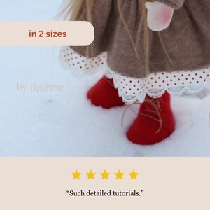K&ouml;nnte beinhalten: Eine handgemachte Puppe tr&auml;gt einen braunen Pullover, einen wei&szlig;en Rock mit roten Punkten und rote Stiefel. Die Puppe steht im Schnee. Der Text "in 2 sizes" und "by fig&me" ist auf dem Bild zu sehen. Das Bild enth&auml;lt auch eine F&uuml;nf-Sterne-Bewertung und den Text "Such detailed tutorials."