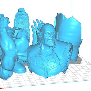 Pode incluir: Um modelo impresso em 3D em azul claro de Thanos, o supervilão da Marvel Comics, com várias partes do corpo e peças de armadura. O busto apresenta um rosto detalhado com barba. O modelo está em uma estrutura de suporte de impressão 3D.