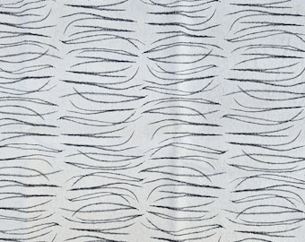 Tela reciclada con estampado de plumas en negro • Resto de lino estampado a mano • Material ecológico para costura y tapicería