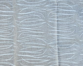 Tela reciclada con estampado de plumas en blanco • Resto de lino estampado a mano • Material ecológico para costura y tapicería
