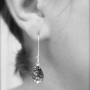 Pendientes colgantes de cristal de diamantes negros Crystal Night Joyería nupcial diseñados con cristales SWAROVSKI® imagen 3